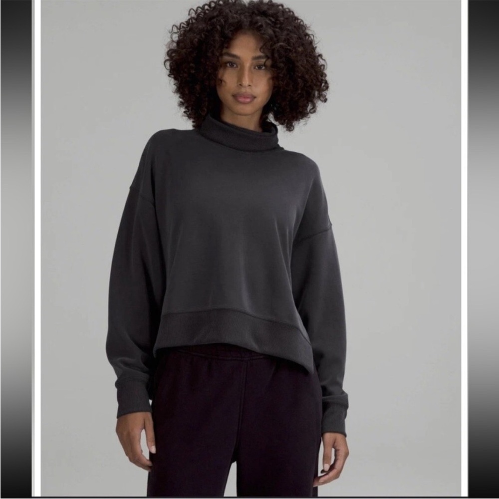 Lululemon Athletica Softstreme Turtleneck Pullover, Black/Gray. Size 6